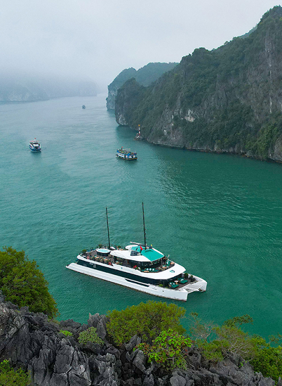 image-halong-catamaran-banner-home-mobile
